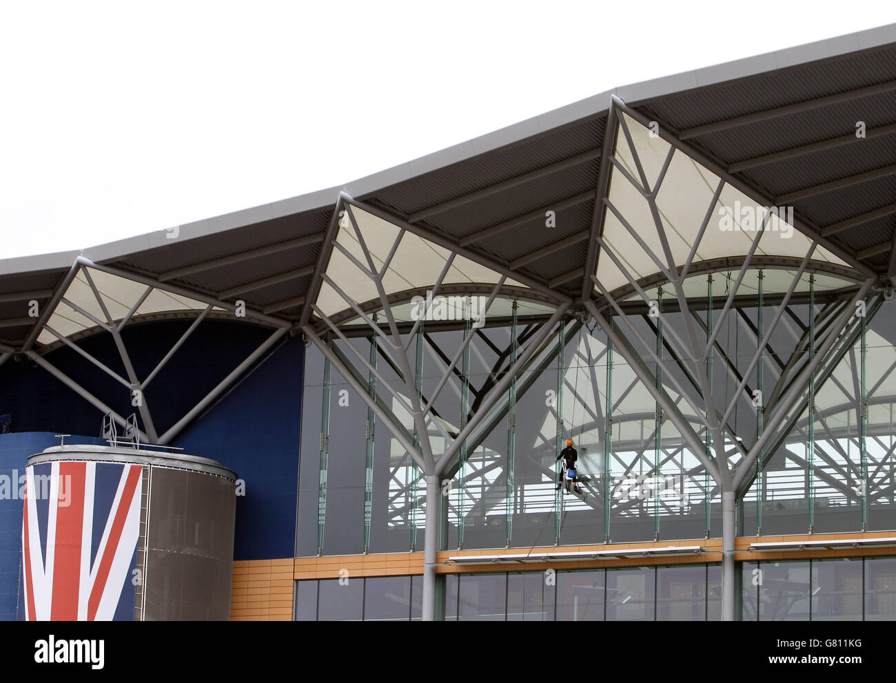 Un nettoyeur de fenêtre s'abonne sur le stand principal de l'hippodrome d'Ascot, Berkshire, alors que le cours est prêt pour leur réunion royale qui commence le 16 juin. APPUYEZ SUR ASSOCIATION photo. Date de la photo: Mardi 2 juin 2015. Le crédit photo devrait se lire: Steve Parsons/PA Wire. RESTRICTIONS : l'utilisation est soumise à des restrictions. , pas d'utilisation commerciale ou promotionnelle. Pas de ventes privées. Pour plus d'informations, appelez le +44 (0)1158 447447. Banque D'Images