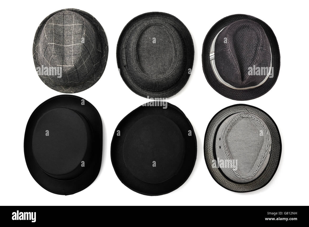 Un grand angle shot de casquettes différentes sur un fond blanc Banque D'Images