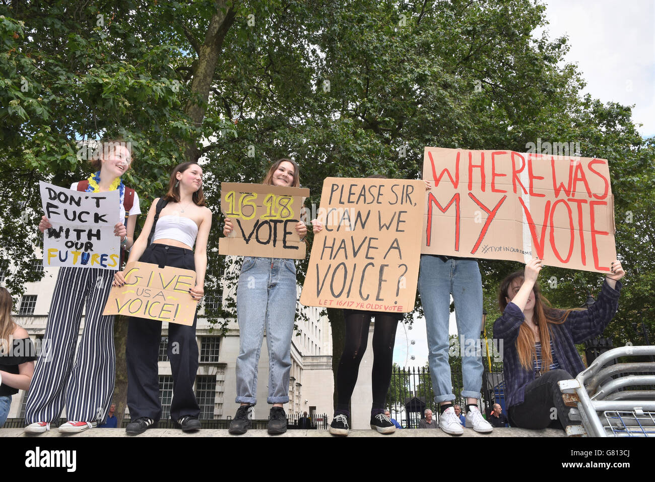 Protestation contre les adolescents Brexit et le droit des 16-17 ans à voter, en face de Numéro 10 Downing Street, Whitehall, Londres.UK Banque D'Images