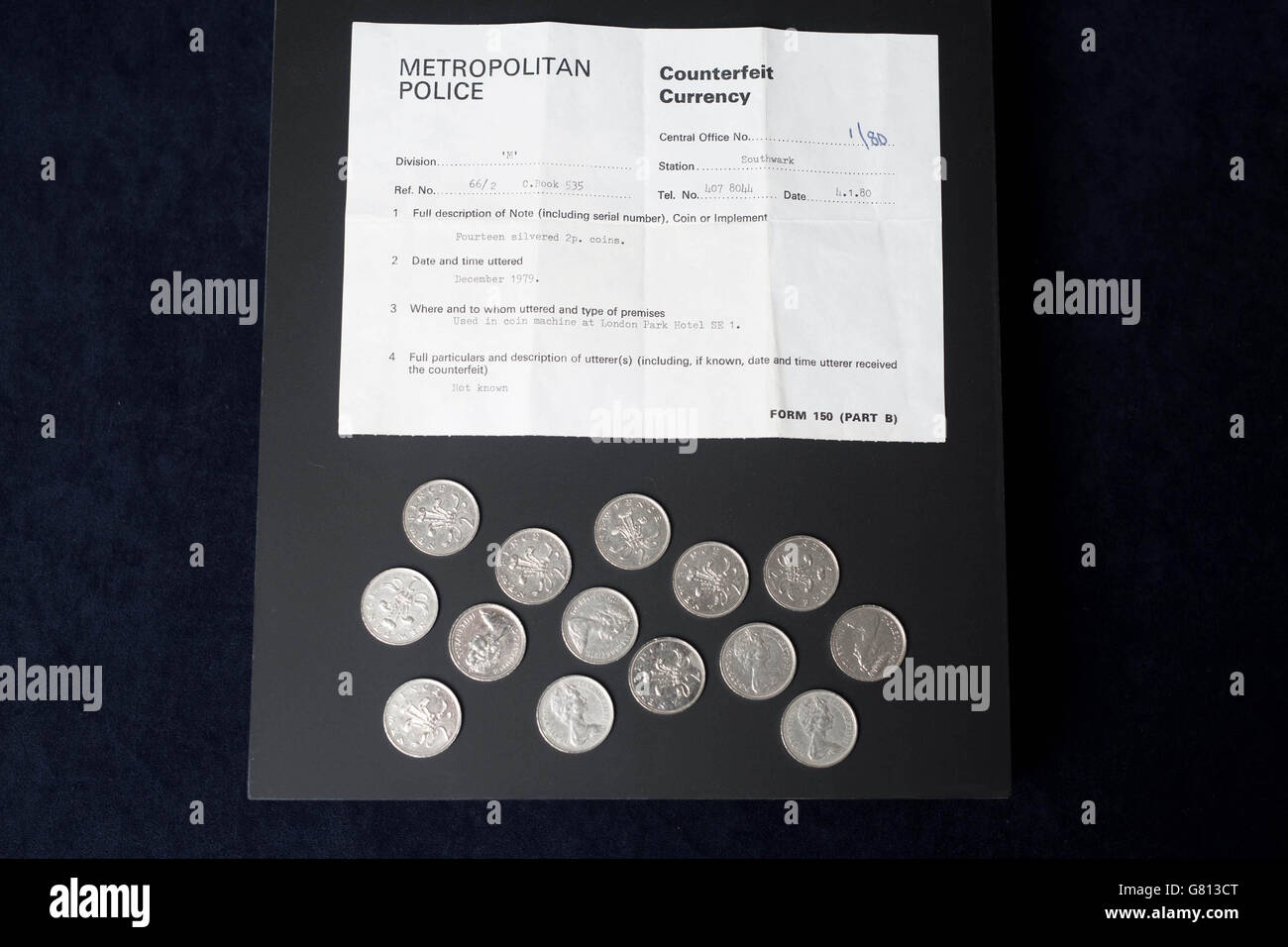 USAGE ÉDITORIAL SEULEMENT quatorze pièces 2p argentées contrefaites saisies par la police métropolitaine en 1979,Ce qui est quelques-uns des six objets jamais-avant-vus du musée de la criminalité cachée de la police métropolitaine, lors d'un aperçu de l'exposition découverte du musée de la criminalité au Musée de Londres qui ouvrira au public le 9 octobre 2015. Banque D'Images