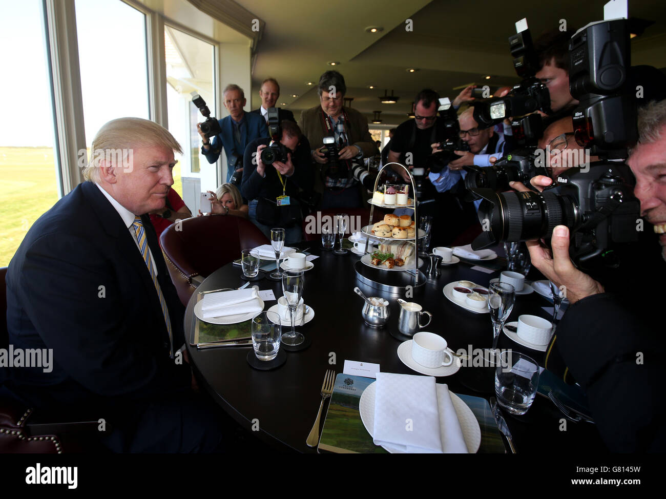 Donald Trump pose pour des photos dans le restaurant Duel in the Sun après avoir dévoilé la rénovation de plusieurs millions de livres du pavillon Trump Turnberry de son parcours de golf dans le sud de Ayrshire. Banque D'Images