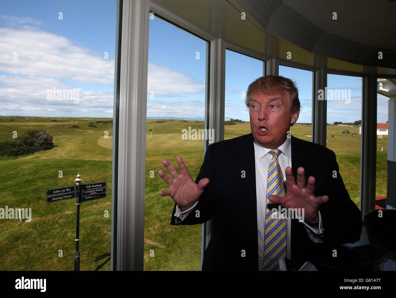 Donald Trump se tient au restaurant Duel in the Sun après avoir dévoilé la rénovation de plusieurs millions de livres du pavillon Trump Turnberry de son parcours de golf dans le sud du comté d'Ayrshire. Banque D'Images