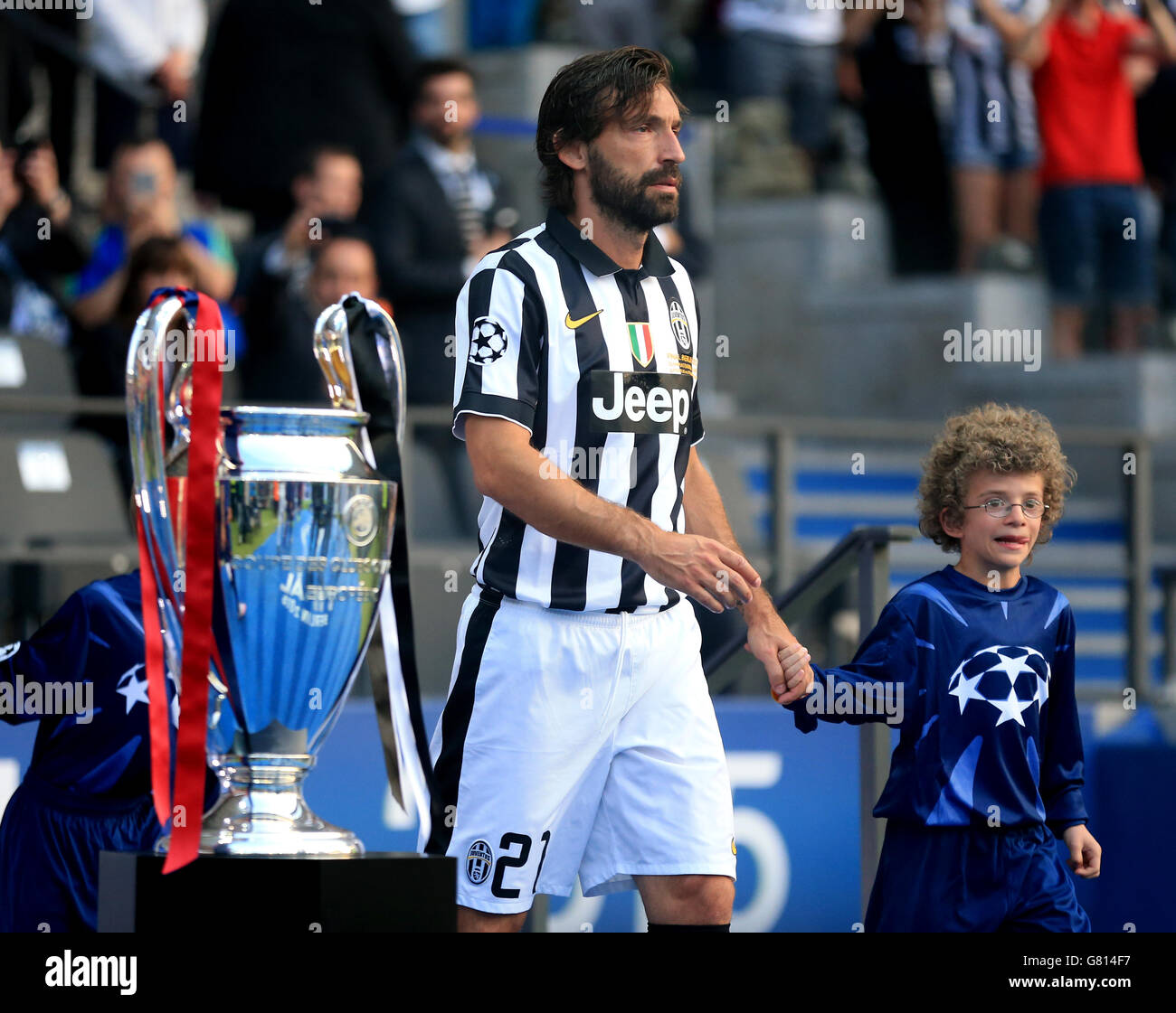 Football - Ligue des champions de l'UEFA - finale - Juventus / Barcelone -  Olympiastadion.Juventus Andrea Pirlo marche sur le terrain à côté du  trophée Photo Stock - Alamy