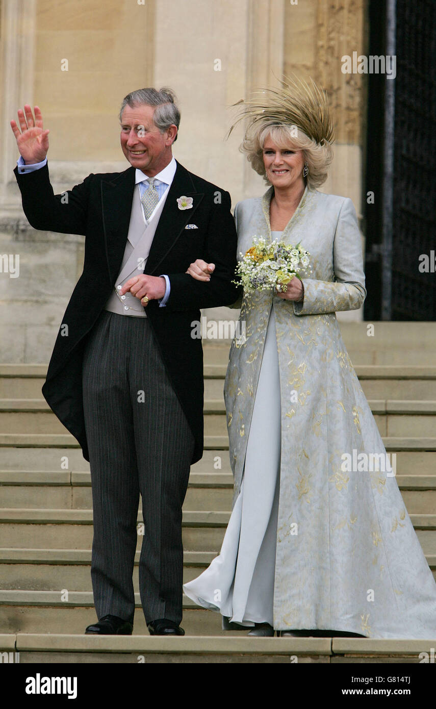 Le prince de Galles et sa mariée Camilla, duchesse de Cornwall quittent la chapelle Saint-Georges à Windsor, après la bénédiction de l'église de leur cérémonie de mariage civil. Banque D'Images