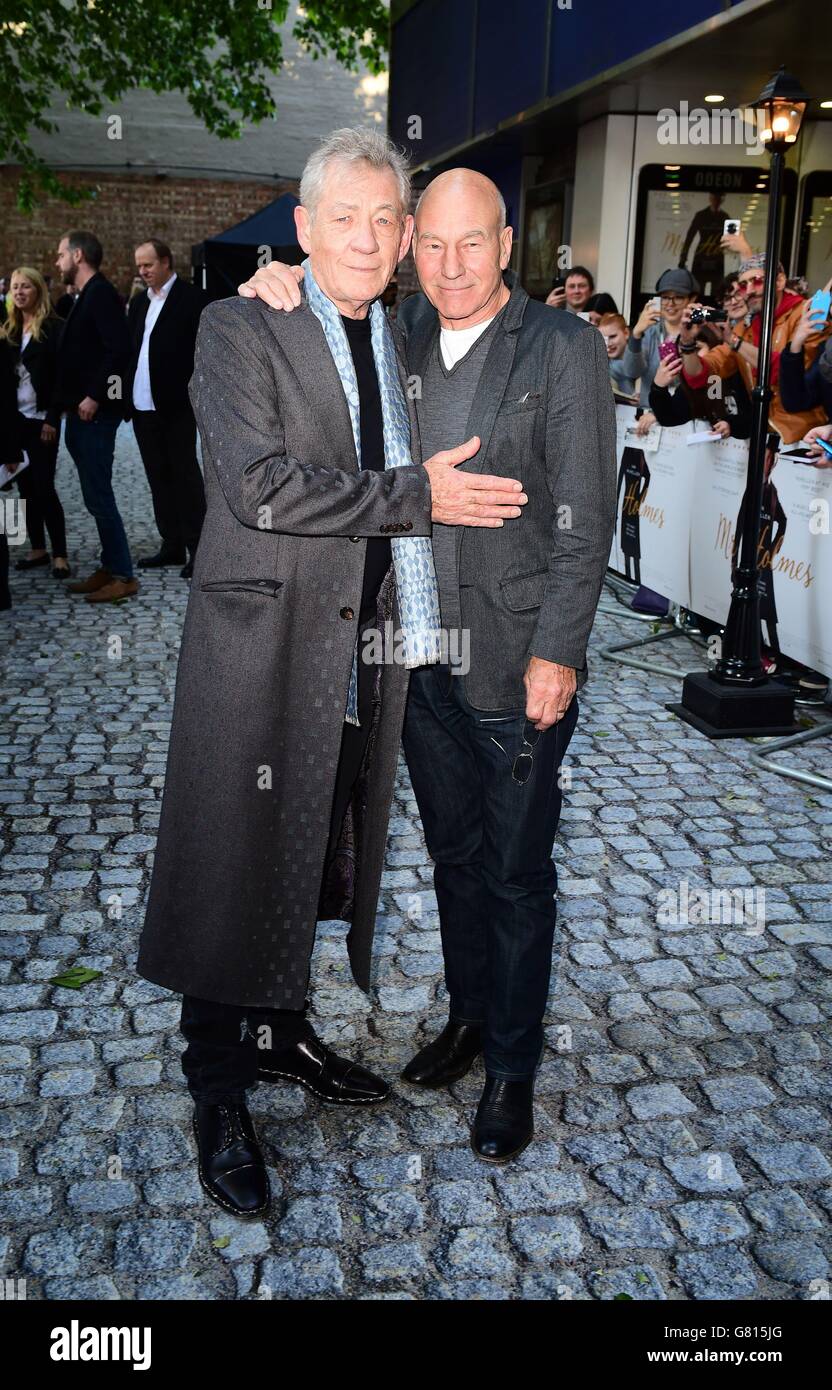 Sir Ian McKennen (à gauche) et Patrick Stewart assistent à la première britannique de M. Holmes à l'Odeon Kensington, Londres. Banque D'Images