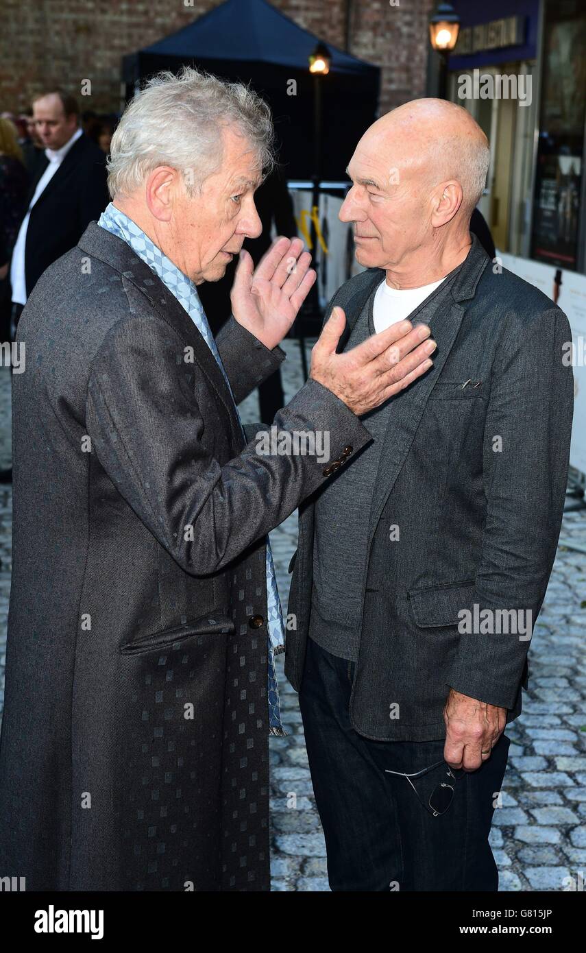 Sir Ian McKennen (à gauche) et Patrick Stewart assistent à la première britannique de M. Holmes à l'Odeon Kensington, Londres. Banque D'Images