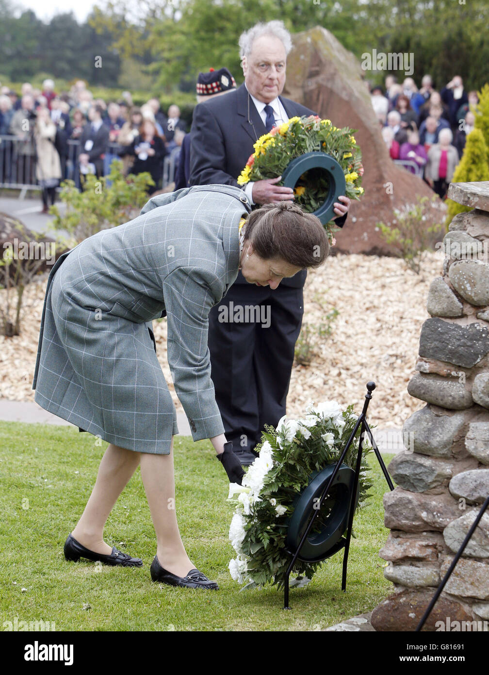 La princesse royale dépose une couronne, lors d'une commémoration pour marquer le 100e anniversaire de l'accident de chemin de fer de Quintinshill, à Gretna Green, en Écosse. Banque D'Images