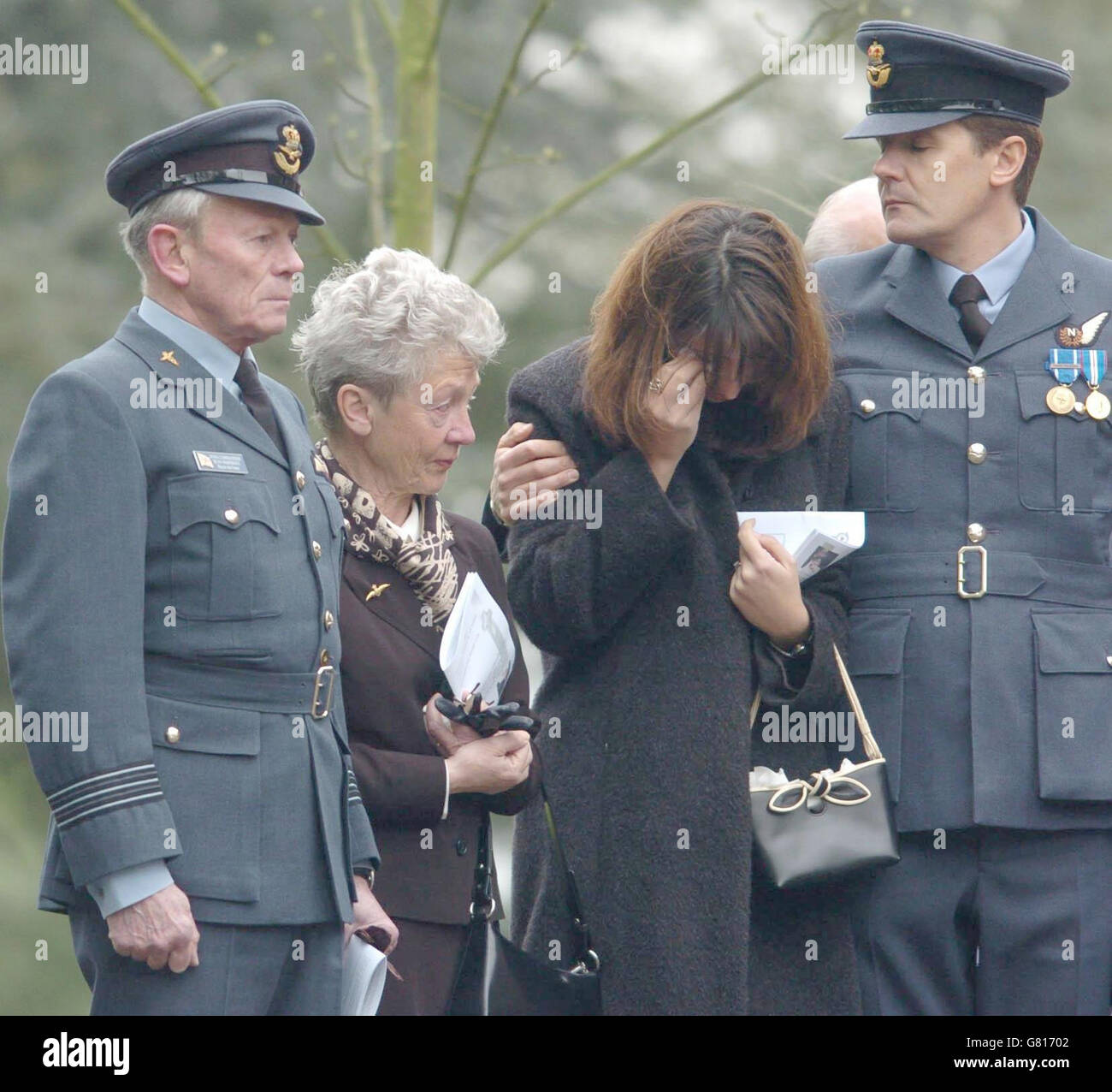Les parents de Sq LDR Patrick Brian Marshall (G-D) Bruce et Sadie Marshall avec Fiancée Catherine Villareal [tête en bas] qui est réconforté par l'officier de liaison familiale Sq leader Bruce Hargrave pendant le service funéraire. Banque D'Images