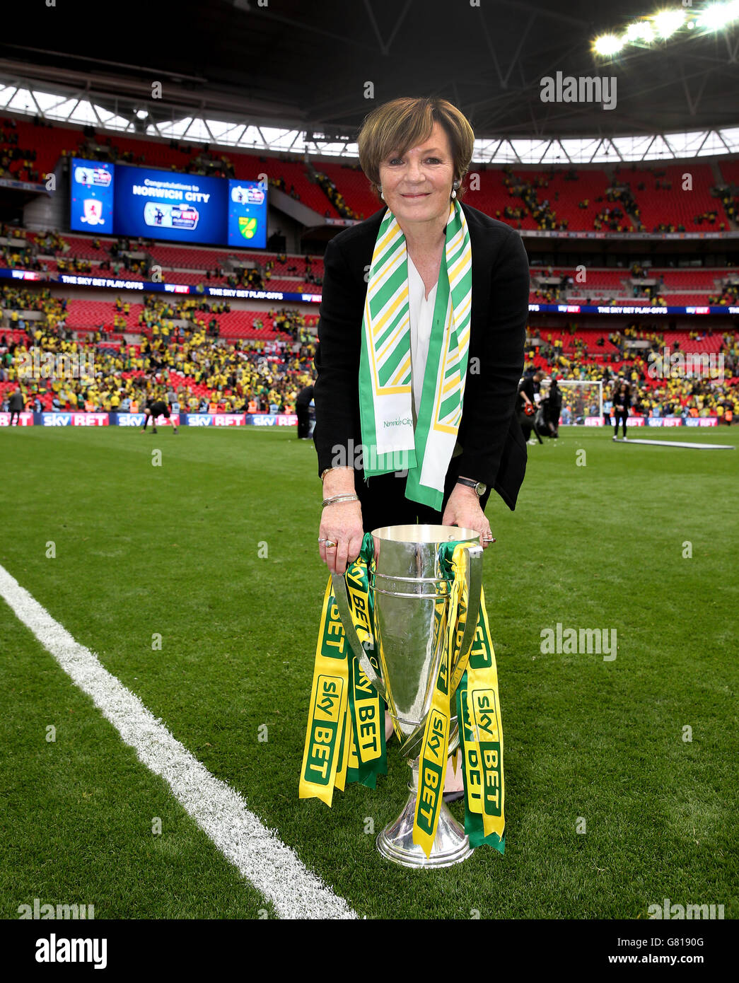 Football - Championnat Sky Bet - jouer - finale - Middlesbrough / Norwich City - Stade Wembley.Delia Smith, l'actionnaire majoritaire de Norwich City, et le Trophée de Playoff du championnat Sky Bet Banque D'Images