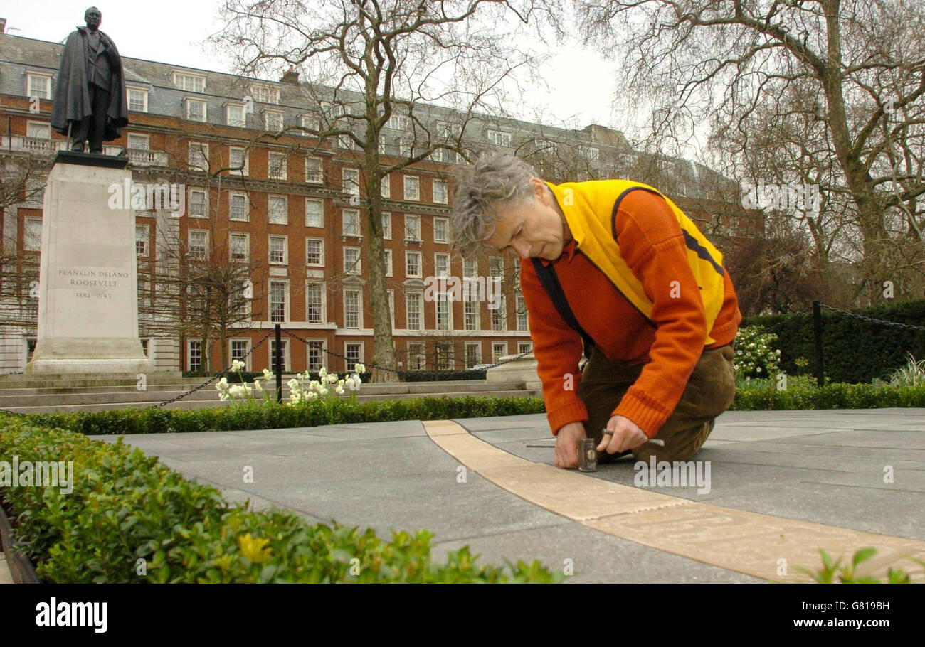 Simon Verity, artiste et sculpteur britannique, démontre ses techniques de sculpture sur pierre En face du Roosevelt Monument à Grosvenor Square Banque D'Images