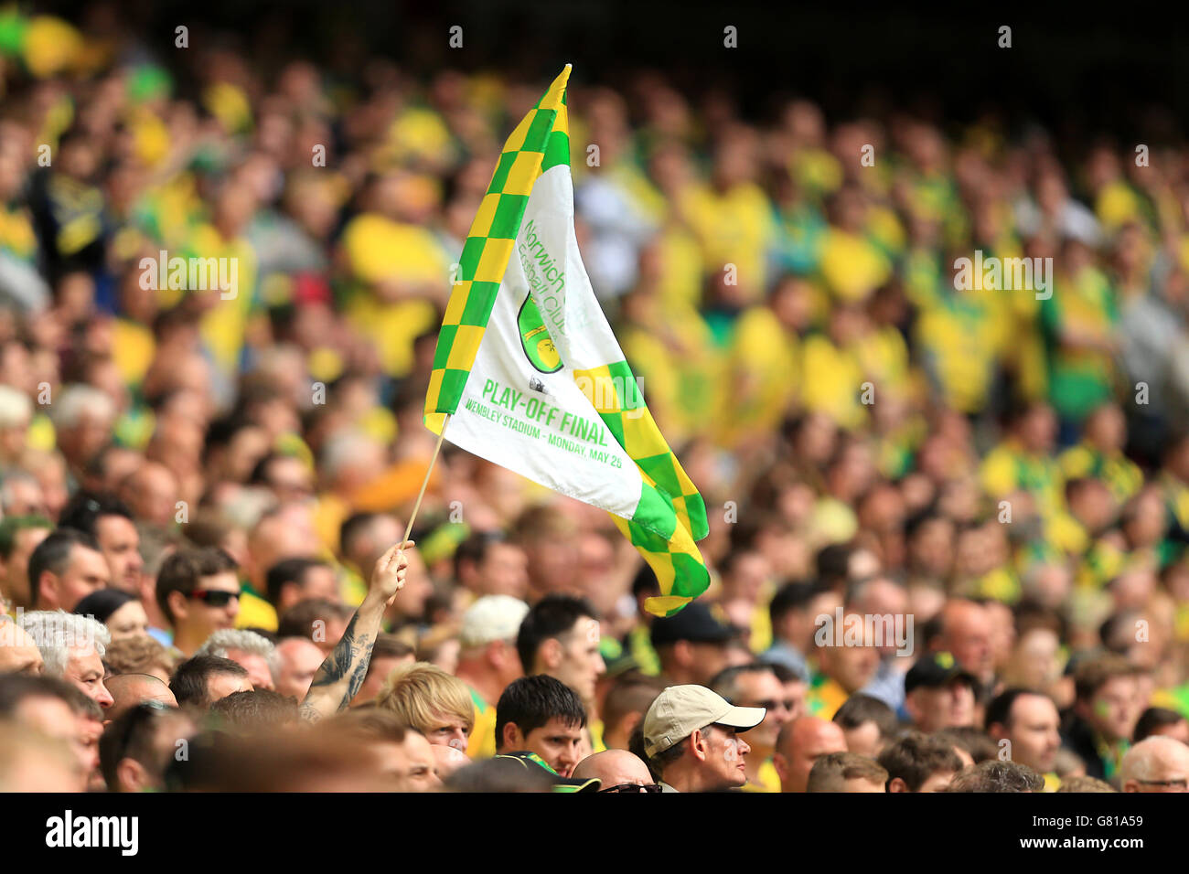 Football - Championnat Sky Bet - jouer - finale - Middlesbrough / Norwich City - Stade Wembley.Un drapeau de la ville de Norwich est agité dans une foule de partisans. Banque D'Images