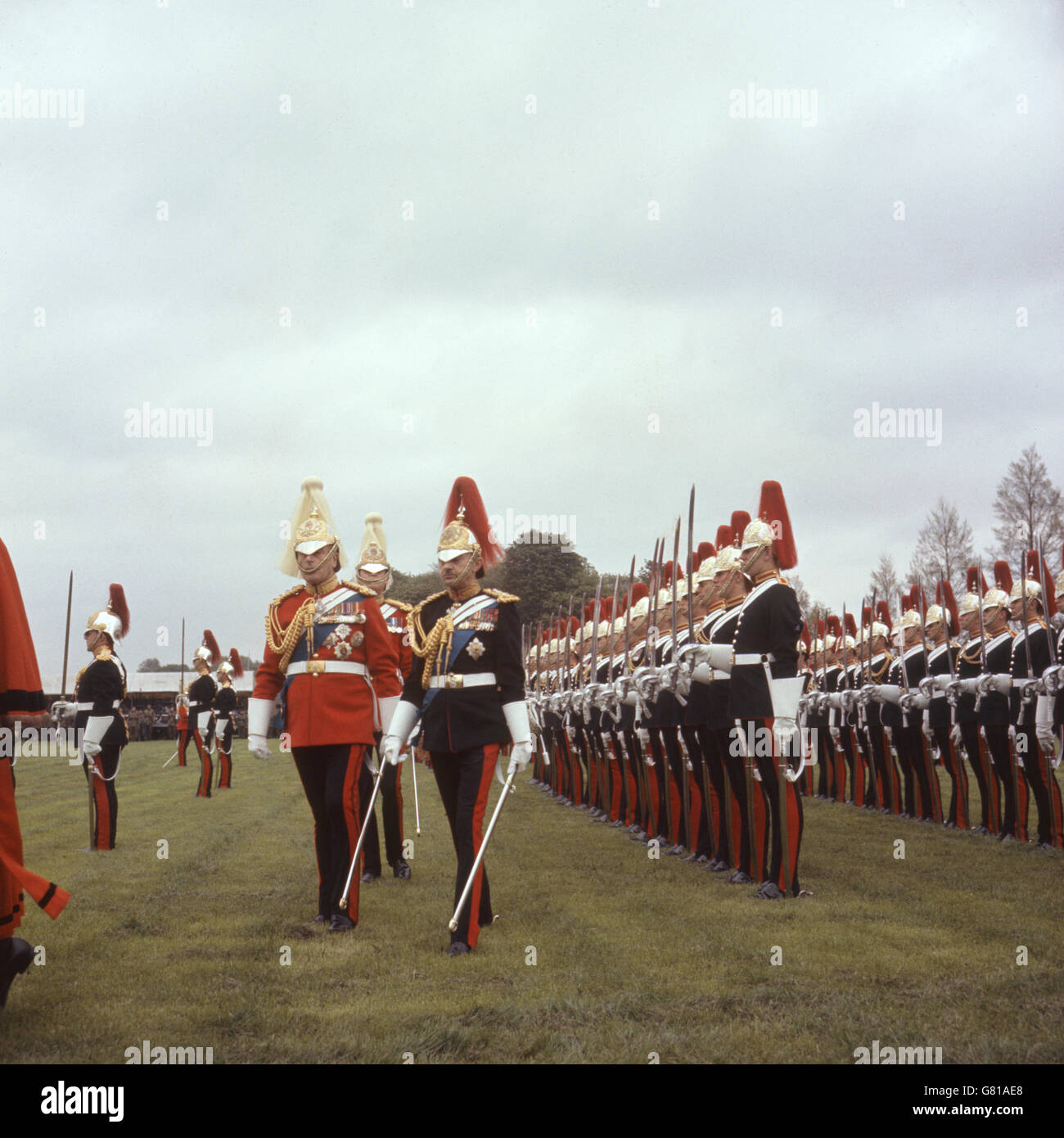 Earl Mountbatten (écarlate), portant l'uniforme complet du colonel de la cavalerie de la maison, lorsque la cavalerie de la maison a reçu la liberté de l'arrondissement de New Windsor. On trouve également sur la photo (en bleu) le Field Marshall Sir Gerald Templer. Banque D'Images
