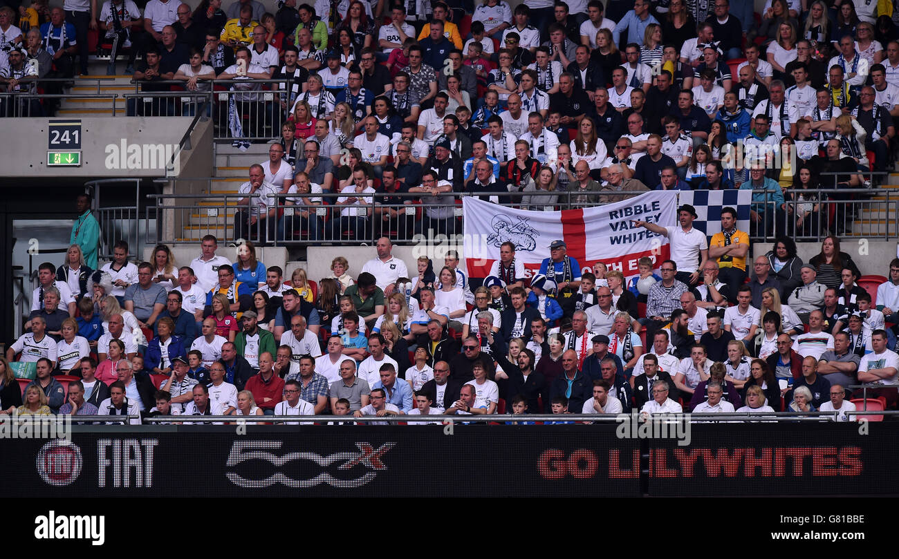 Football - Sky Bet League One - jouer - finale - Preston North End v Swindon Town - Wembley Stadium.Les fans de Preston North End dans les stands avec la marque Fiat Banque D'Images