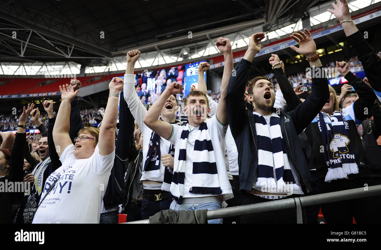 Football - Sky Bet League One - jouer - finale - Preston North End v Swindon Town - Wembley Stadium.Les fans de Preston North End montrent leur soutien dans les stands Banque D'Images