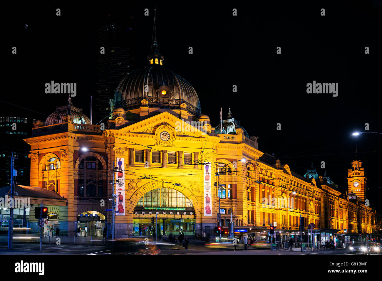 La gare de Flinders Street dans le centre-ville de Melbourne Australie pendant la nuit Banque D'Images