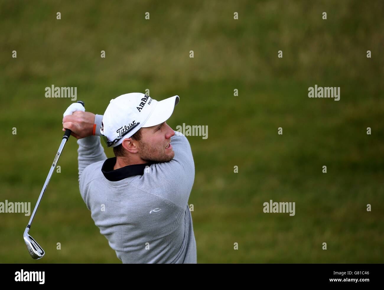 Maximilian Kiefer, en Allemagne, regarde son deuxième tir le 1er jour de la troisième journée de l'Open d'Irlande duty Free de Dubaï au Royal County Down Golf Club, à Newcastle. Banque D'Images