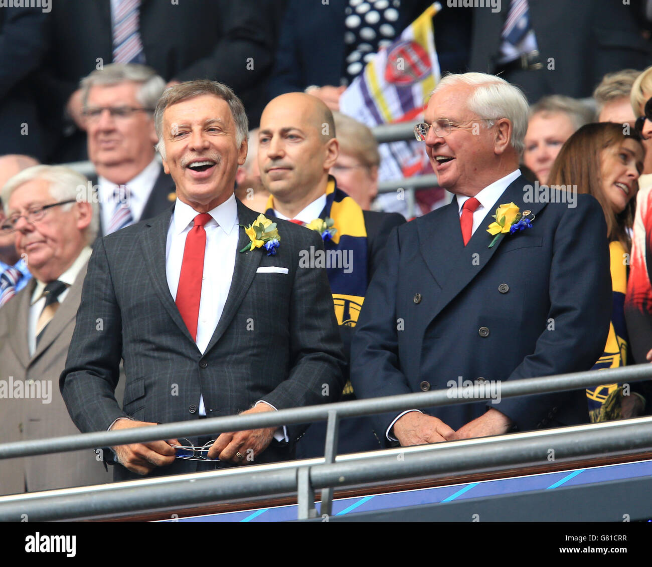 Stan Kroenke, actionnaire majoritaire d'Arsenal (à gauche), et Sir Arsenal, président Chips Keswick dans les stands Banque D'Images
