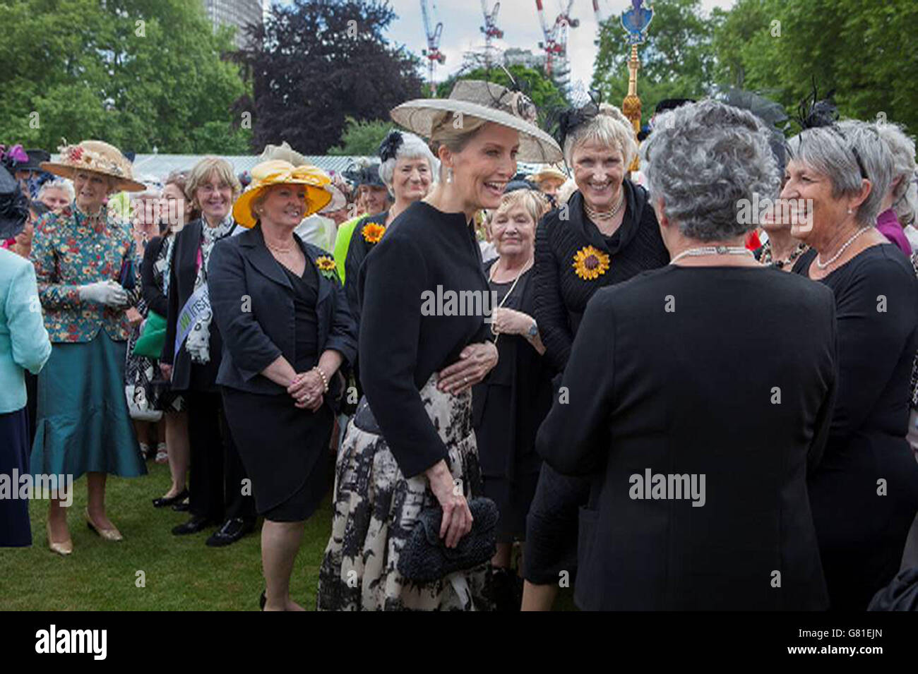 La comtesse de Wessex s'entretient avec les Calender Girls, qui ont été rendus célèbres par un long métrage, lors d'une Garden Party organisée par la Duchesse de Cornwall en l'honneur du centenaire de l'Institut des femmes, qui s'est tenu à Buckingham Palace, Londres. Banque D'Images