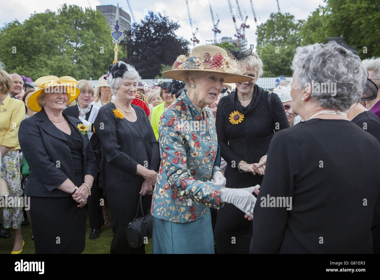 La princesse Alexandria s'entretient avec les calandans, qui ont été rendus célèbres par un long métrage, lors d'une Garden Party organisée par la duchesse de Cornwall en l'honneur du centenaire de l'Institut des femmes, qui s'est tenu à Buckingham Palace, Londres. Banque D'Images