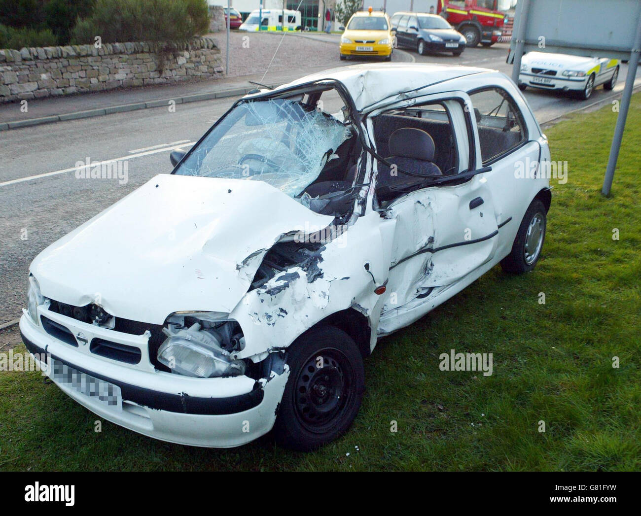 La voiture qui était en collision avec un train à un passage à niveau.Le Scottish Ambulance Service a confirmé qu'une personne avait été blessée et qu'elle serait emmenée à l'hôpital de Raigmore à Inverness. Banque D'Images