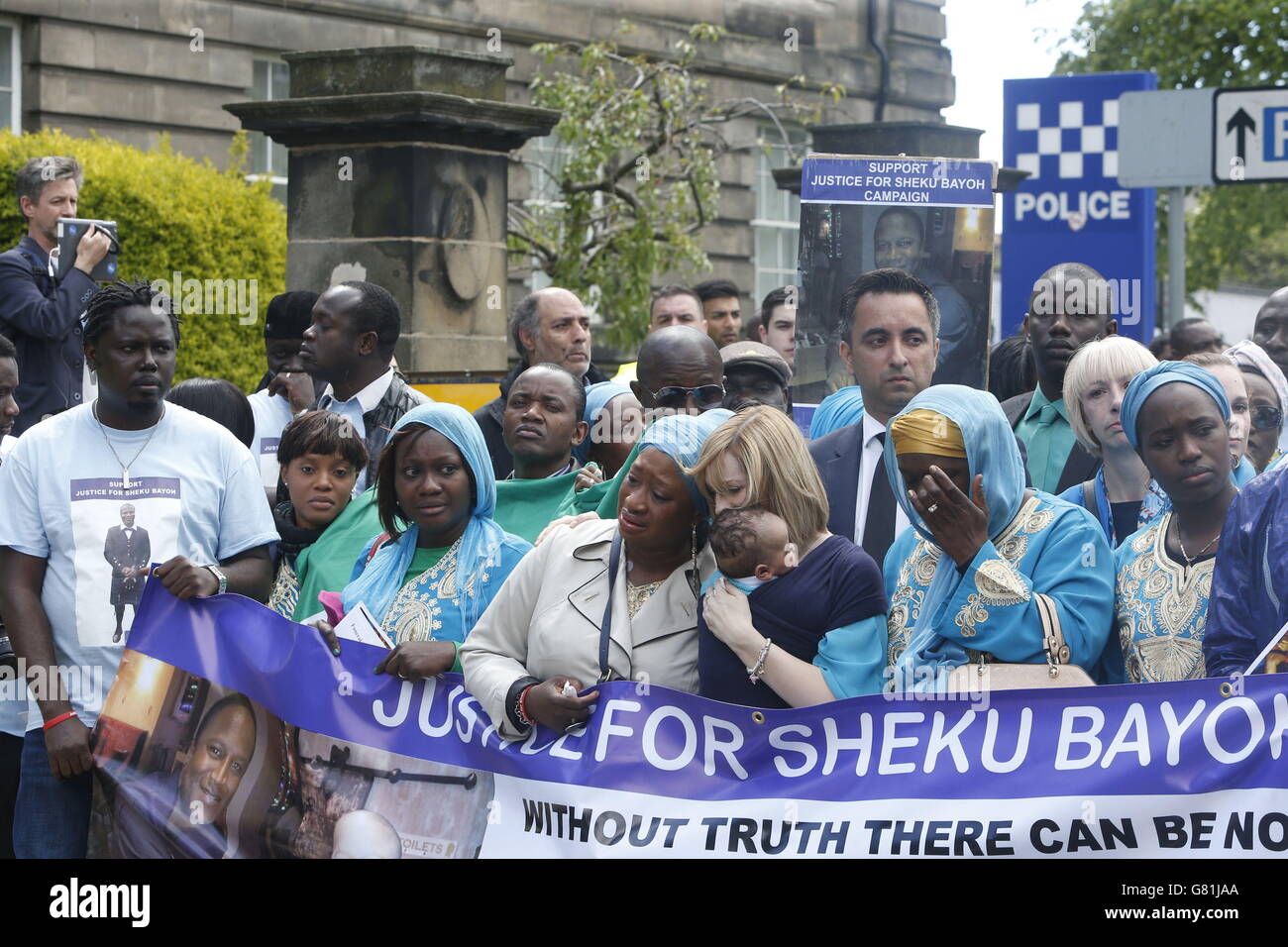 La famille et les amis de Sheku Bayoh 31, qui est mort en détention, font une pause au poste de police de Kirkcaldy pour un silence de deux minutes avant ses funérailles à Kirkcaldy, Fife. Banque D'Images