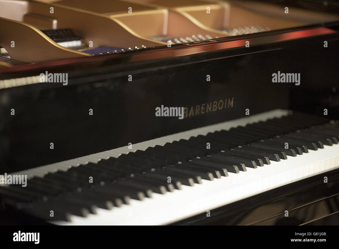 Le pianiste et chef d'orchestre Daniel Barenboim dévoile le piano Barenboim-Maene  concert Grand, développé et construit par le fabricant d'instruments belge  Chris Maene avec le soutien de Steinway & Sons, au Royal
