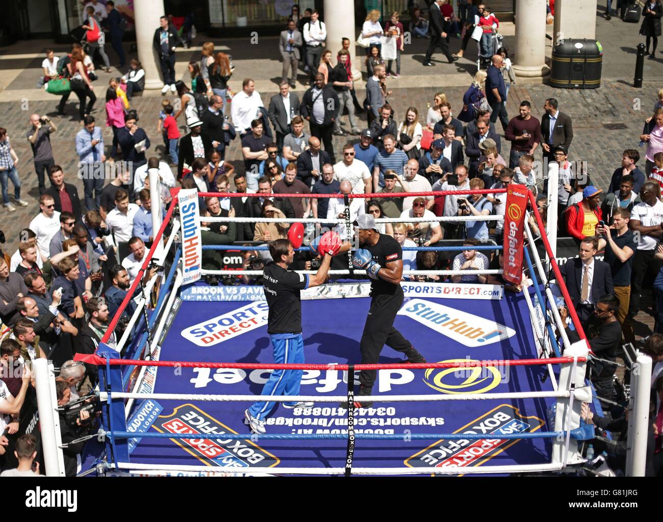 Boxe - Kevin Mitchell et Anthony Joshua Media entraînement - Covent Garden.Anthony Joshua MBE s'épargne avec son entraîneur lors d'une séance d'information à Covent Garden, Londres. Banque D'Images