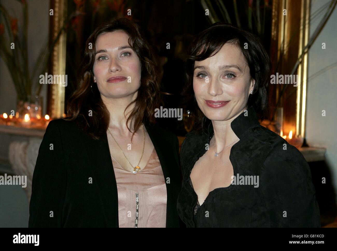 Renault lancement de la saison 2005 du film français - l'Institut des réalisateurs.Les actrices Emmanuelle Devos (à gauche) et Kristin Scott Thomas. Banque D'Images