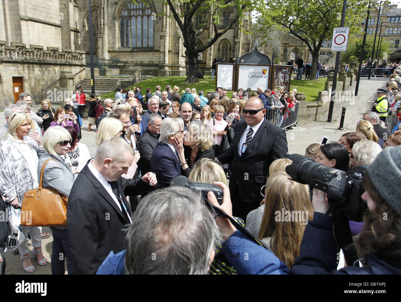 William Roache et Sue Nicholls après le service commémoratif de la star de la rue Coronation Anne Kirkbride à la cathédrale de Manchester. Banque D'Images