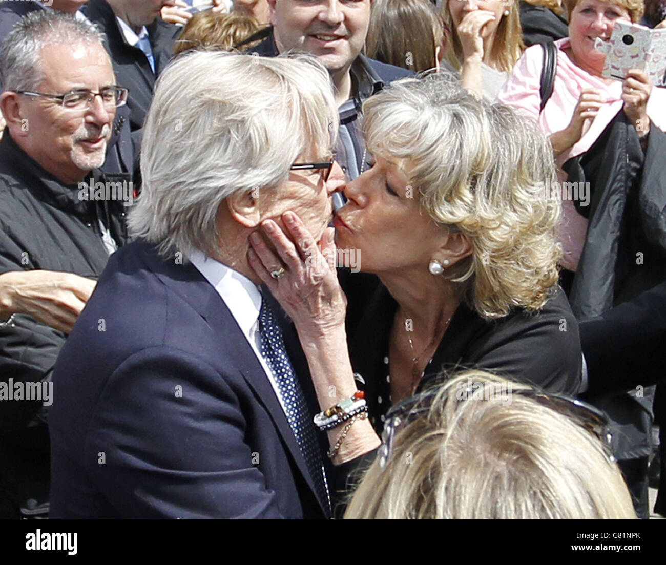 William Roache et Sue Nicholls après le service commémoratif de la star de la rue Coronation Anne Kirkbride à la cathédrale de Manchester. Banque D'Images