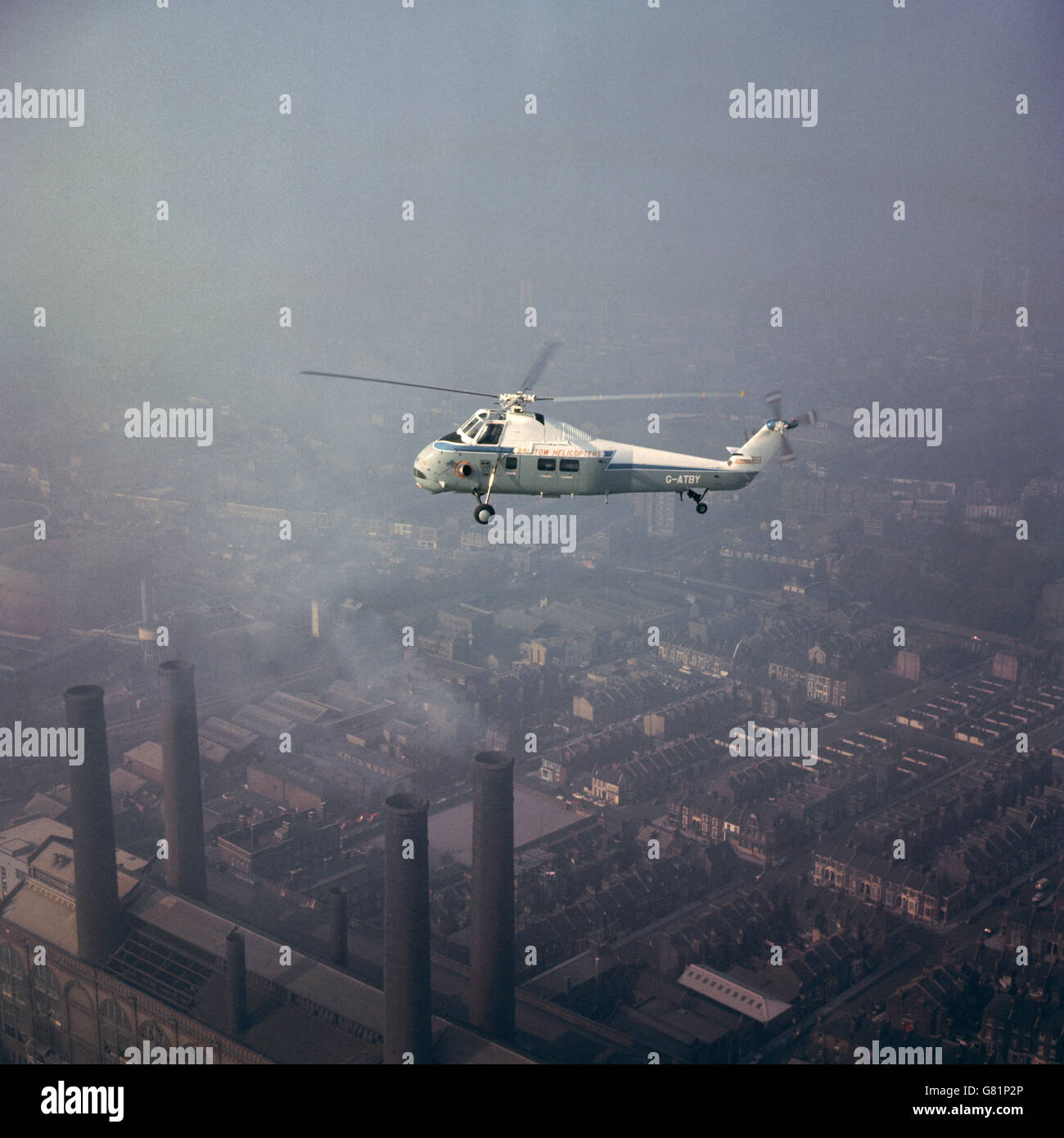 Image du nouvel hélicoptère Westland « Wessex 60 » survolant la station lots Road Powers de London transport, Chelsea, lorsqu'il a été démontré après une cérémonie de remise à Bristow Helicopters. Banque D'Images