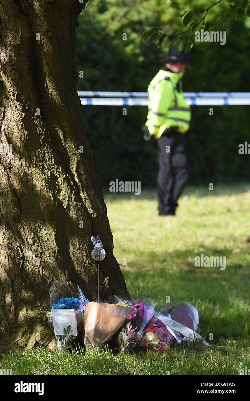 Fleurs sur la scène à Westfield Lane, Mansfield, où un corps a été trouvé hier soir pendant la recherche de la fille disparue de 13 ans Amber Peat. Date de la photo: Mercredi 3 juin 2015. Amber, 13 ans, n'a pas été vu depuis qu'elle a quitté la maison familiale à Mansfield, vers 17h30 samedi après une rangée avec sa famille. Voir PA Story POLICE Amber. Le crédit photo devrait se lire comme suit : Joe Giddens/PA Wire Banque D'Images