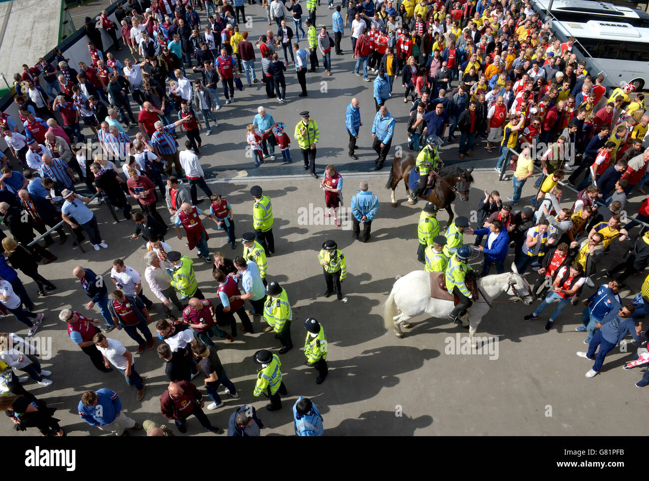 Football - FA Cup - finale - Arsenal / Aston Villa - Wembley Stadium.La police a séparé les fans comme Arsenal et Aston Villa Supporters se rendre au stade Wembley avant le match. Banque D'Images