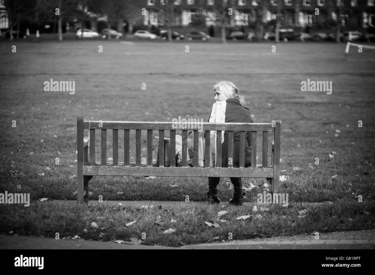 Une vieille dame assise sur un banc. Richmond, Londres Banque D'Images