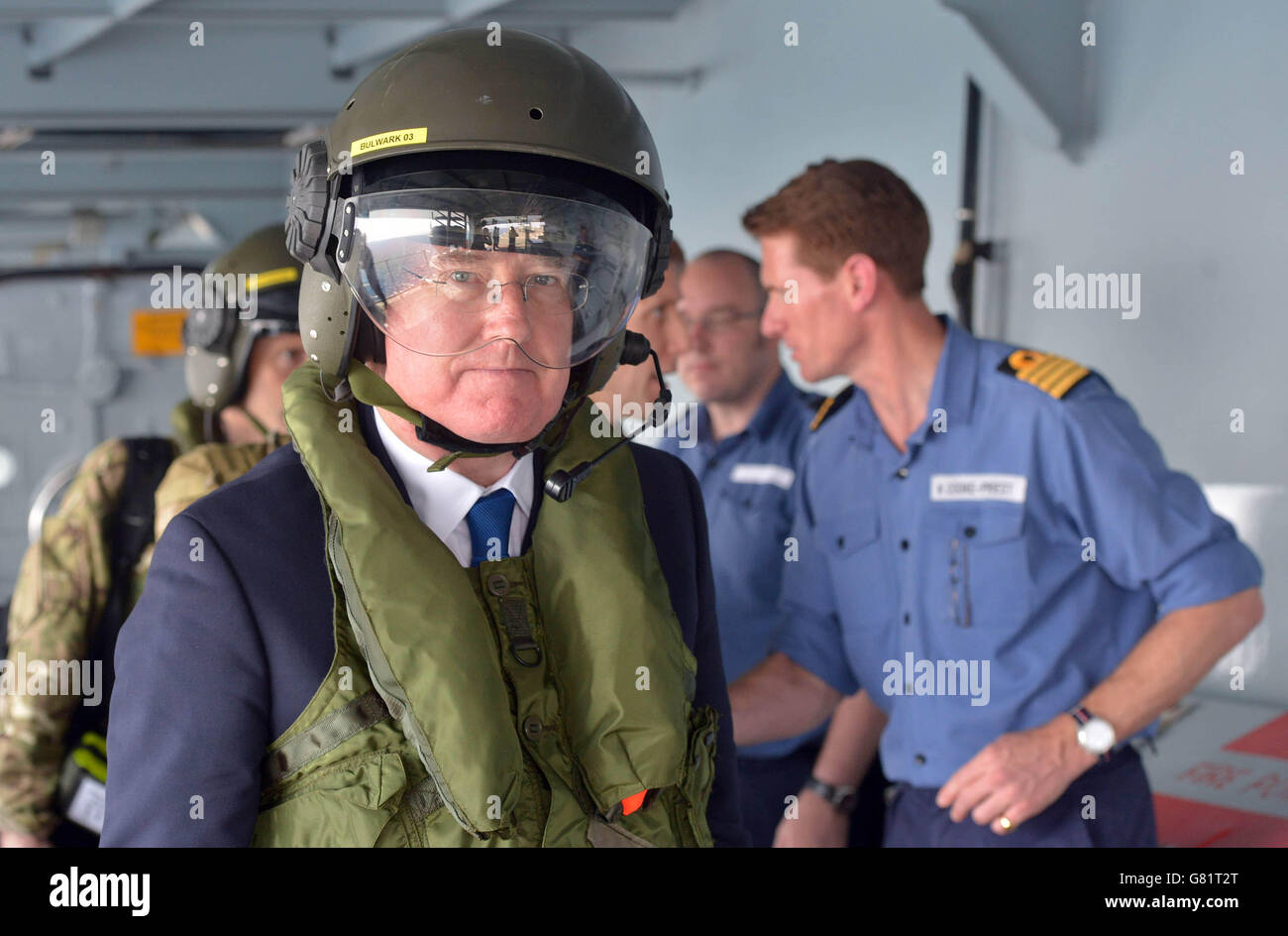 Le secrétaire à la Défense Michael Fallon, lors d'une visite au HMS bulwark au large de la côte de Libye, en Afrique du Nord, pour aider au sauvetage des migrants qui tentent d'atteindre l'Europe. Banque D'Images