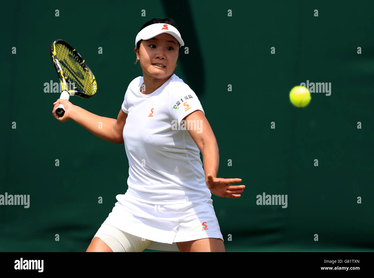 Kurumi Nara en action contre Madison Brengle au jour l'un des championnats de Wimbledon à l'All England Lawn Tennis et croquet Club, Wimbledon. Banque D'Images