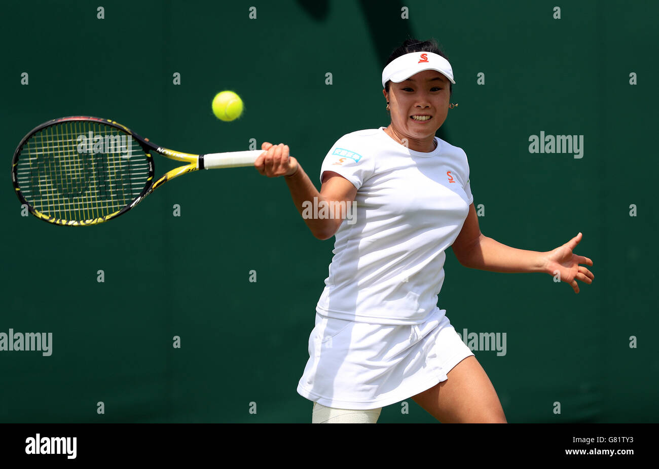 Kurumi Nara en action contre Madison Brengle au jour l'un des championnats de Wimbledon à l'All England Lawn Tennis et croquet Club, Wimbledon. Banque D'Images