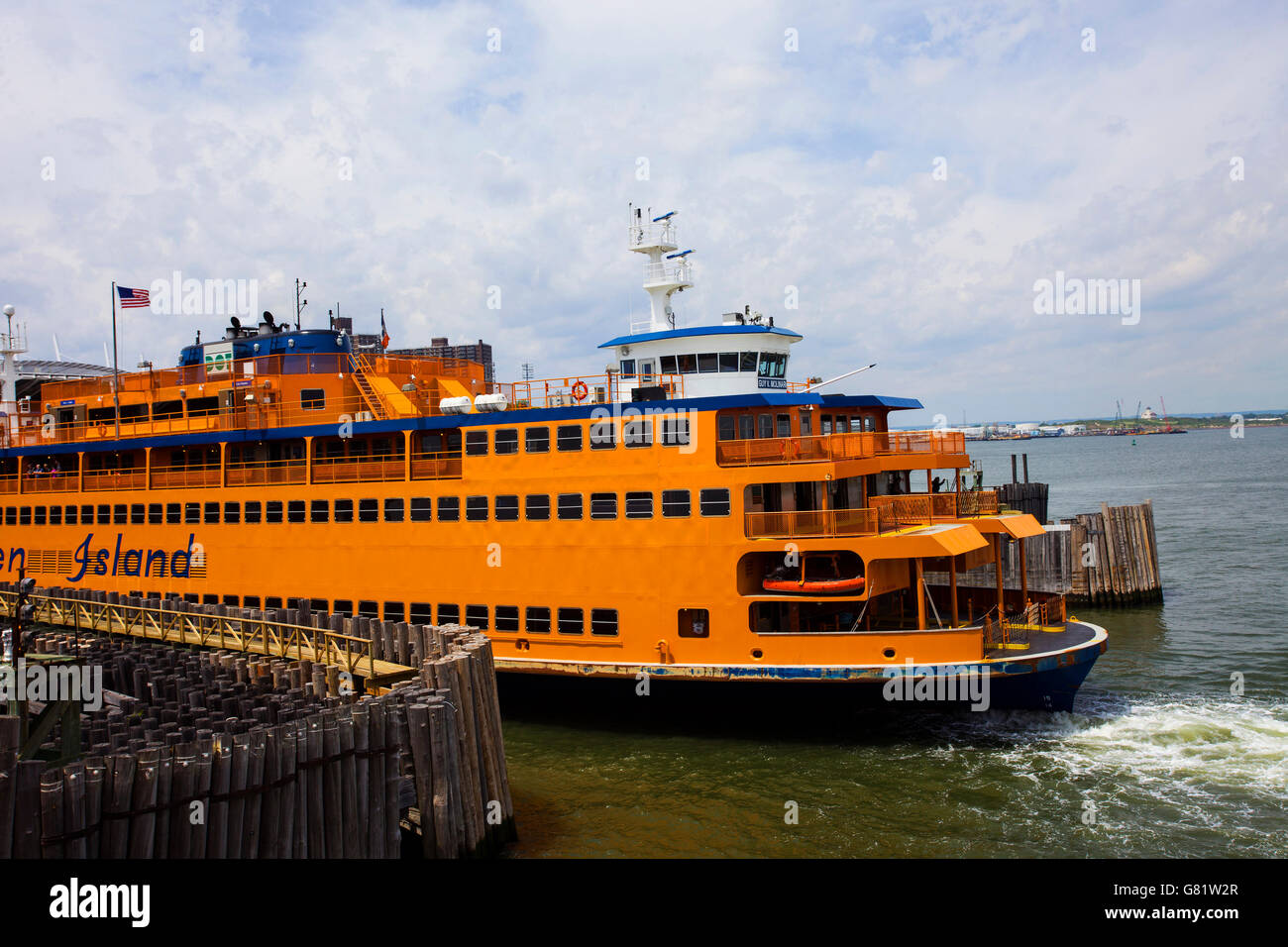 Un ferry pour Staten Island à propos d'accoster dans Manhattan, New York Banque D'Images