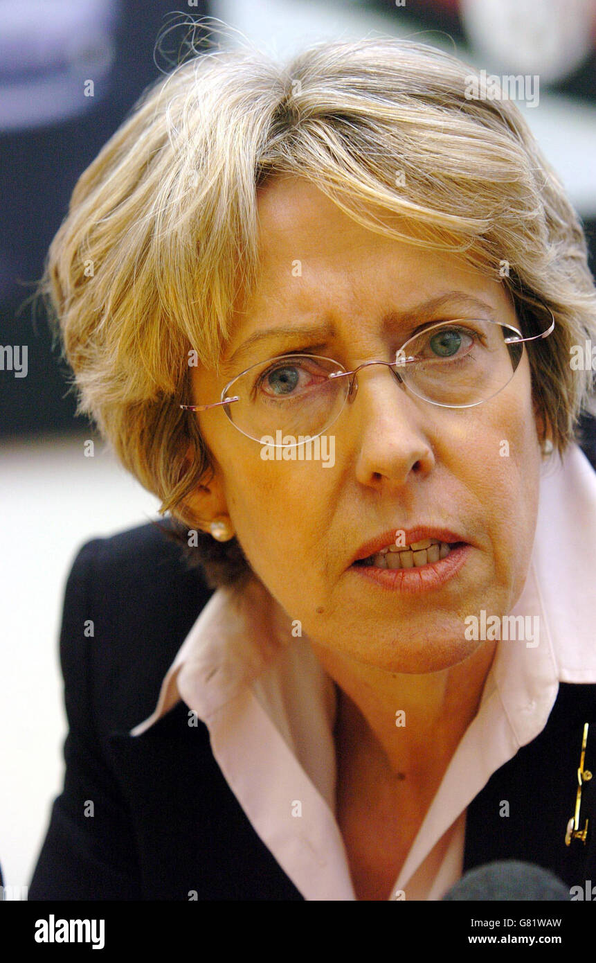 MG Rover Crisis - usine de Longbridge.Patricia Hewitt, secrétaire au commerce et à l'industrie. Banque D'Images