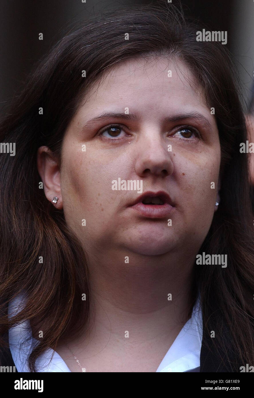 Donna Anthony a affirmé qu'elle avait été condamnée à tort pour avoir tué ses deux enfants et qu'elle avait été libérée de prison de façon spectaculaire par la Cour d'appel. Donna Anthony était présente sur le quai des tribunaux de Londres et essuyait les larmes lorsque trois juges renversèrent sa condamnation. Lors d'une audience précédente, les avocats de l'accusation avaient indiqué qu'ils ne s'opposeraient pas à un appel interjeté par Anthony, 31 ans, qui a été emprisonné à vie en 1998 au tribunal de la Couronne de Bristol pour le meurtre de sa fille de 11 mois, Jordan, et de son fils de quatre mois, Michael. Banque D'Images