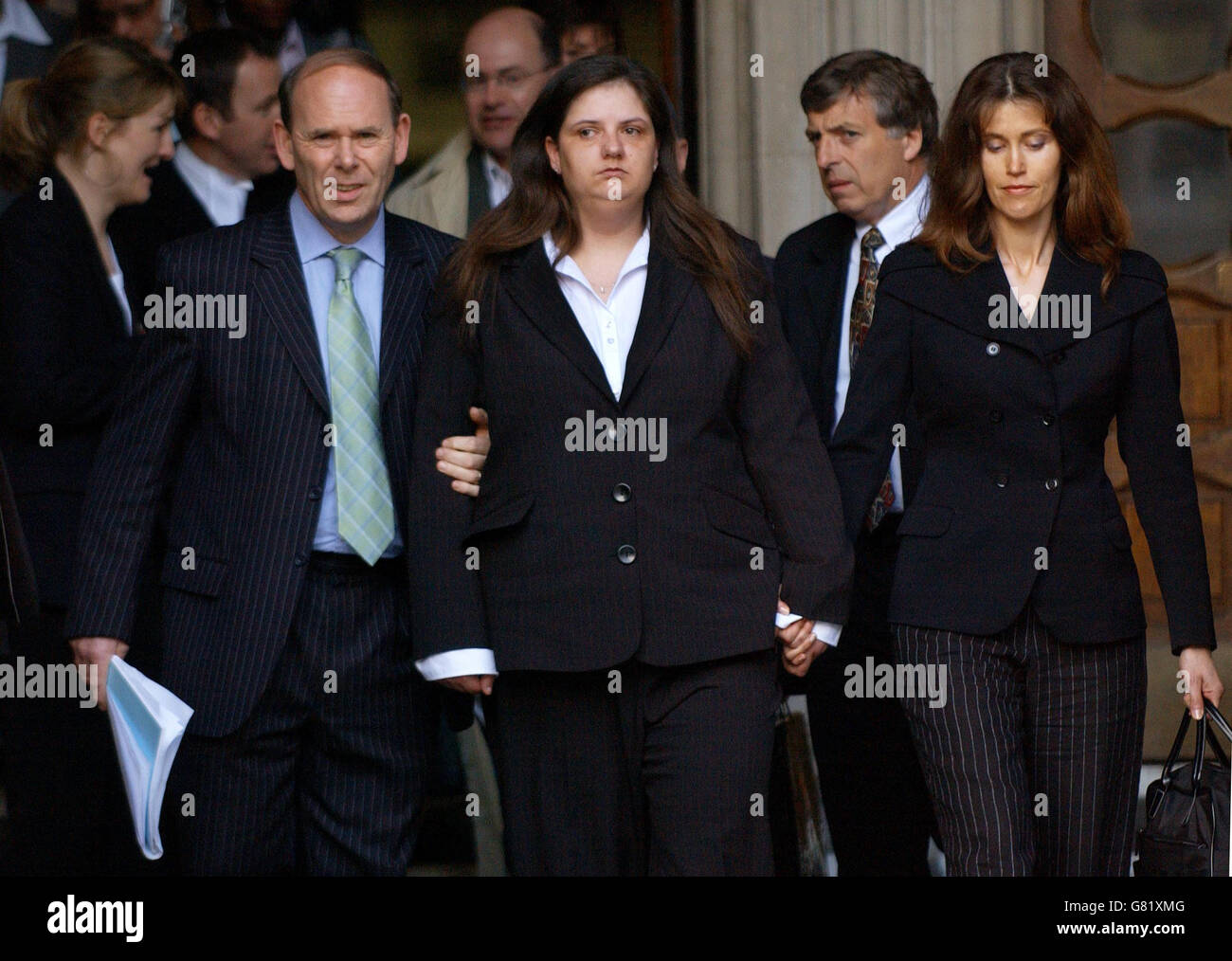 Donna Anthony (au centre) est dirigée par son avocat (cravate verte). La mère qui prétendait qu'elle avait été condamnée à tort pour avoir tué ses deux enfants, a été considérablement libérée de prison par la Cour d'appel. Donna Anthony était présente sur le quai des tribunaux de Londres et essuyait les larmes lorsque trois juges renversèrent sa condamnation. Lors d'une audience précédente, les avocats de l'accusation avaient indiqué qu'ils ne s'opposeraient pas à un appel interjeté par Anthony, 31 ans, qui a été emprisonné à vie en 1998 au tribunal de la Couronne de Bristol pour le meurtre de sa fille de 11 mois, Jordan, et de son fils de quatre mois, Michael. Banque D'Images
