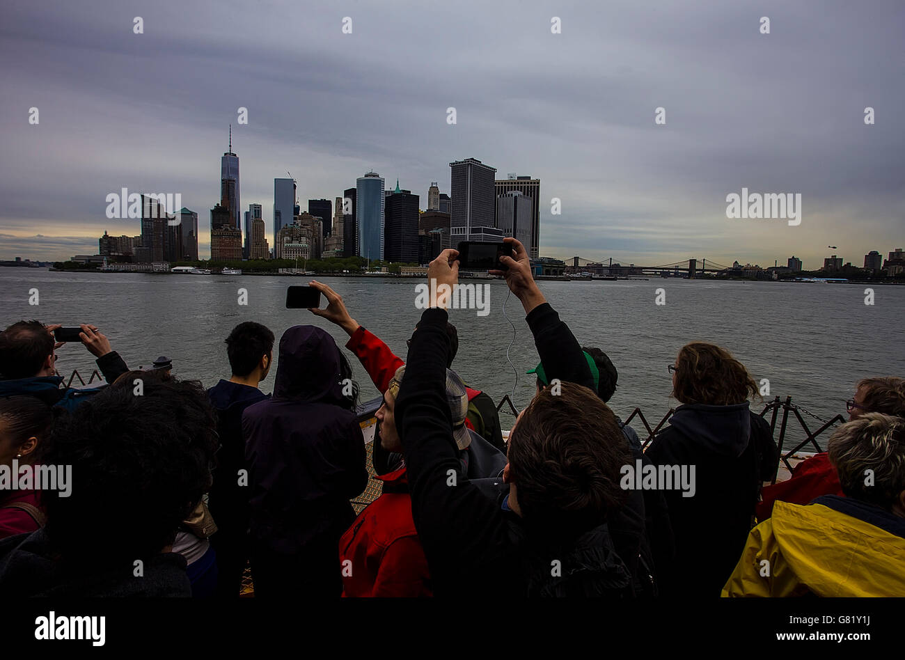 Les touristes prennent des photos de Manhattan, New York Banque D'Images