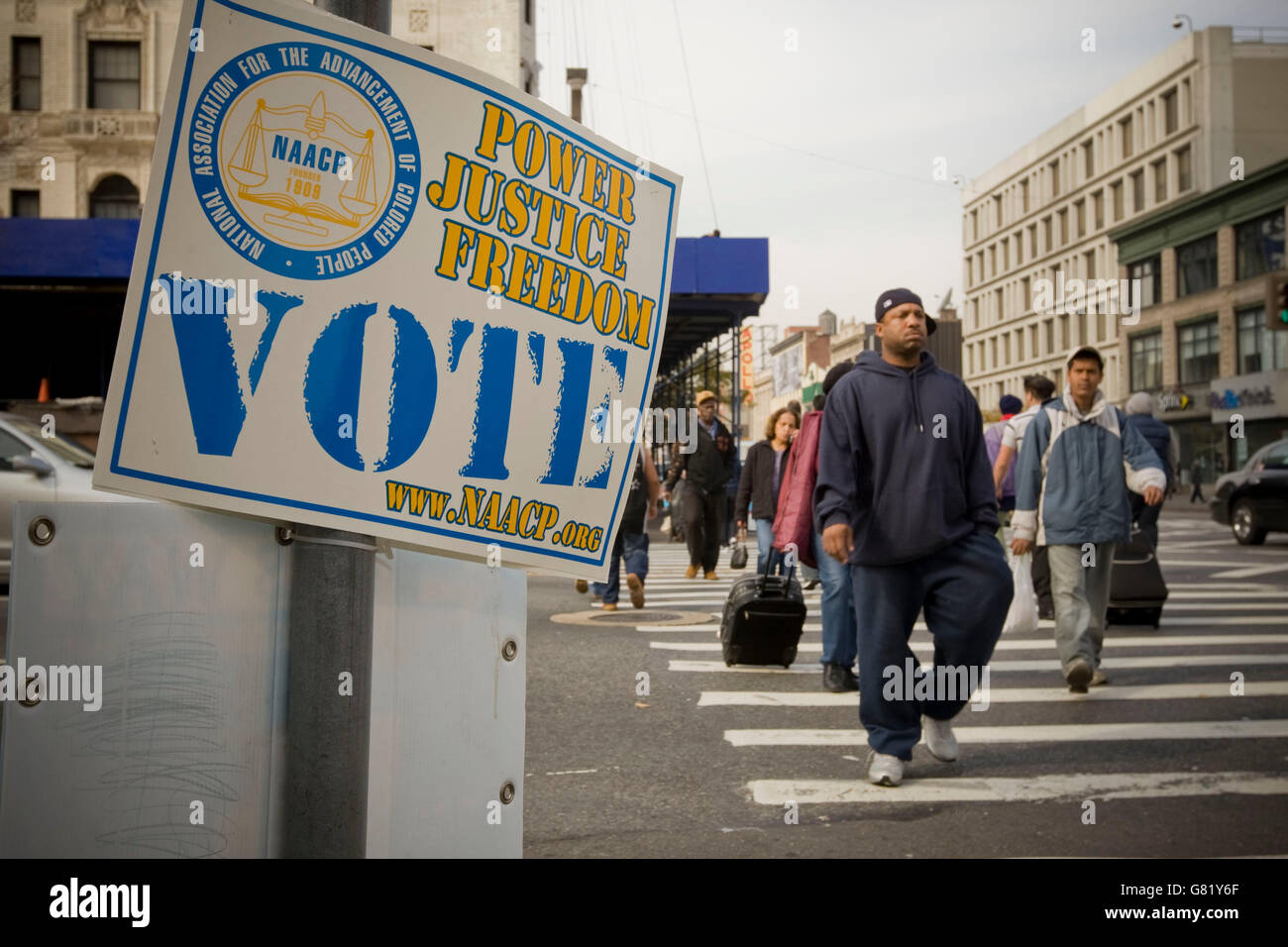 Un signe de la NAACP appels à voter sur la 125 rue à Harlem, New York, USA, le jour de l'élection présidentielle américaine de 2008, 4 novembre 2008. Banque D'Images