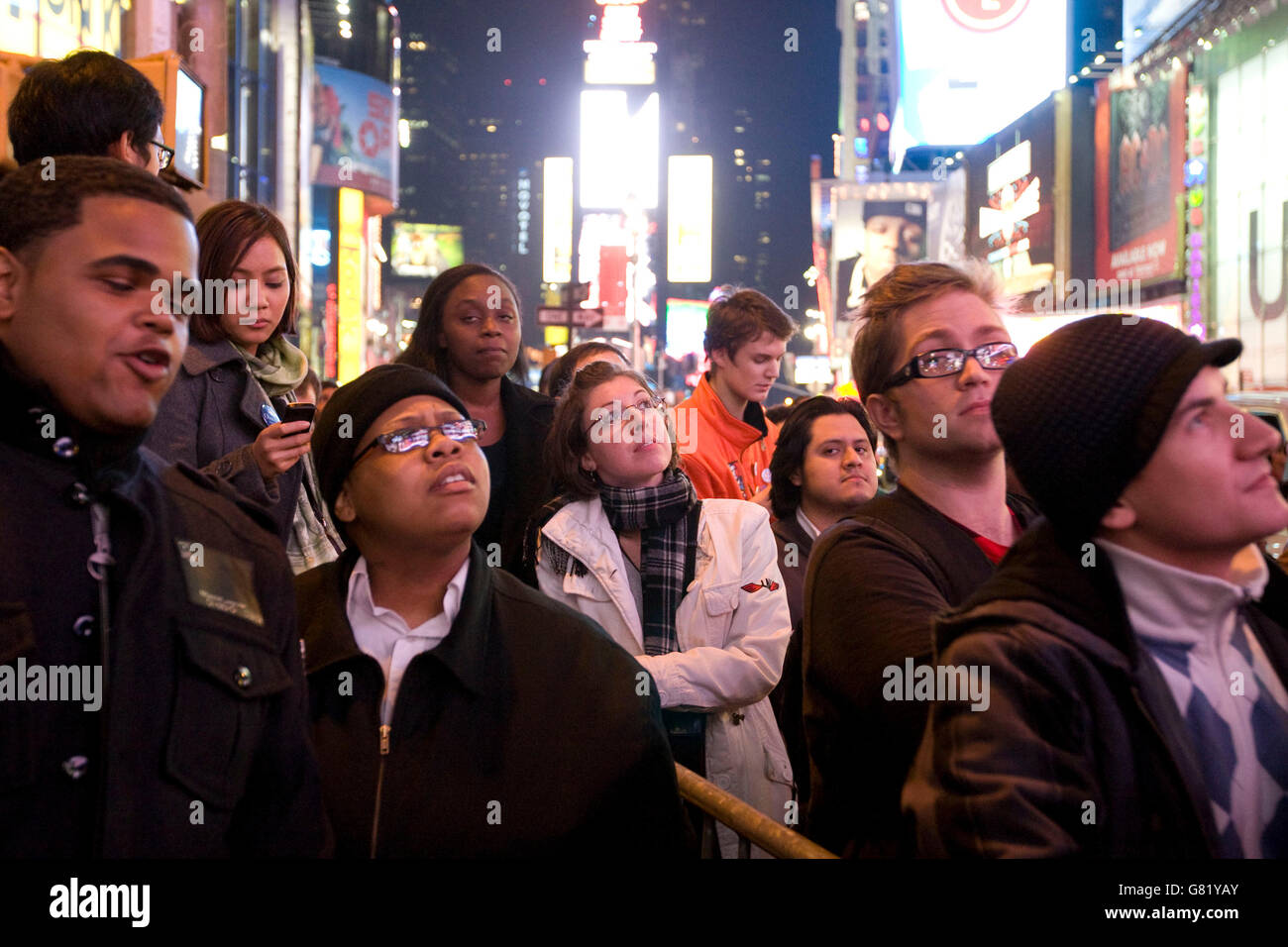 Les gens regardent la télévision de l'élection présidentielle américaine 2008 résultats sur un écran géant à Times Square à New York, NY, Banque D'Images