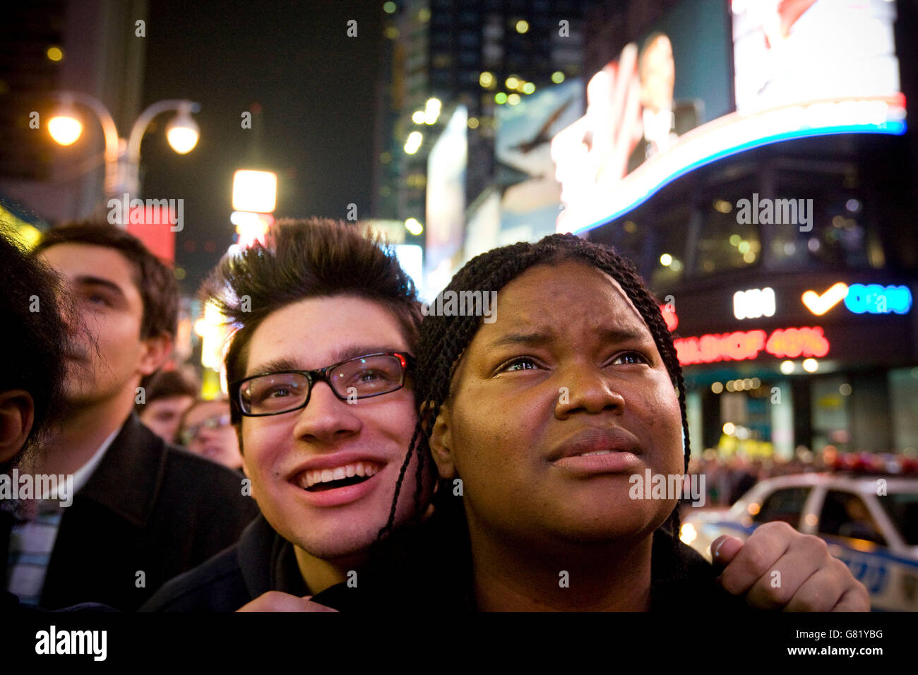 Les gens écoutent de Barack Obama dans l'acceptation de l'élection présidentielle américaine 2008 résultats sur un écran géant à Times Square à New Banque D'Images