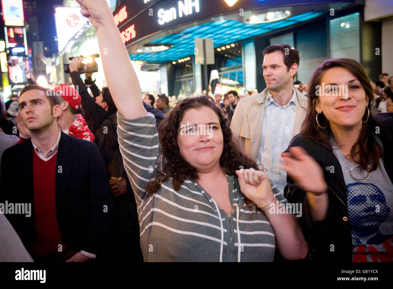 Les gens écoutent de Barack Obama dans l'acceptation de l'élection présidentielle américaine 2008 résultats sur un écran géant à Times Square à New Banque D'Images