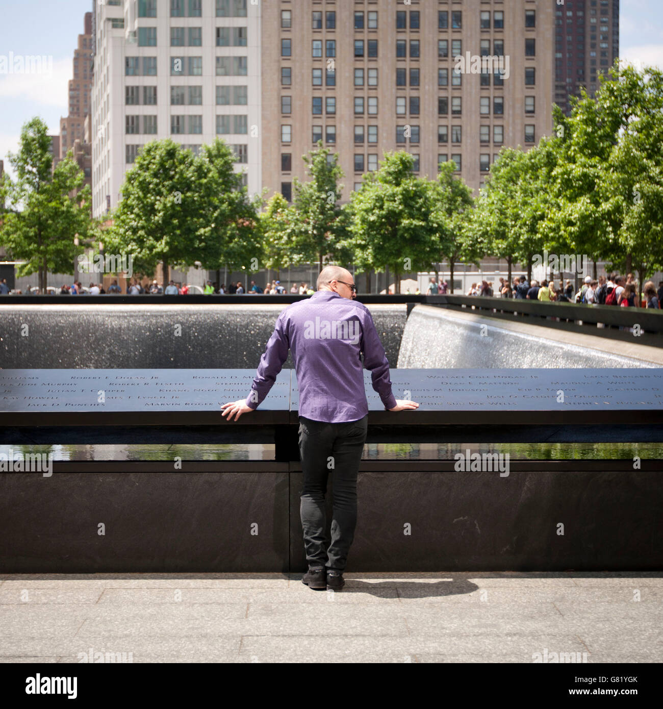 30 mai 2014, United States, New York. Les visiteurs du Mémorial du 11 septembre. Photographe : David Brabyn Banque D'Images