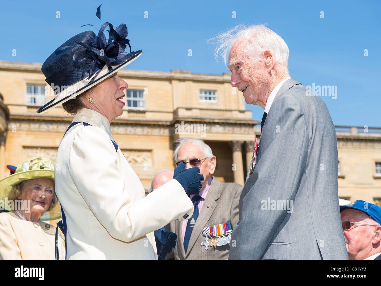 La princesse royale rencontre Fredrick Hill, vétéran du commandement de l'aviateur, lors de la fête annuelle non oubliée du jardin de l'Association, à Buckingham Palace, Londres. Banque D'Images