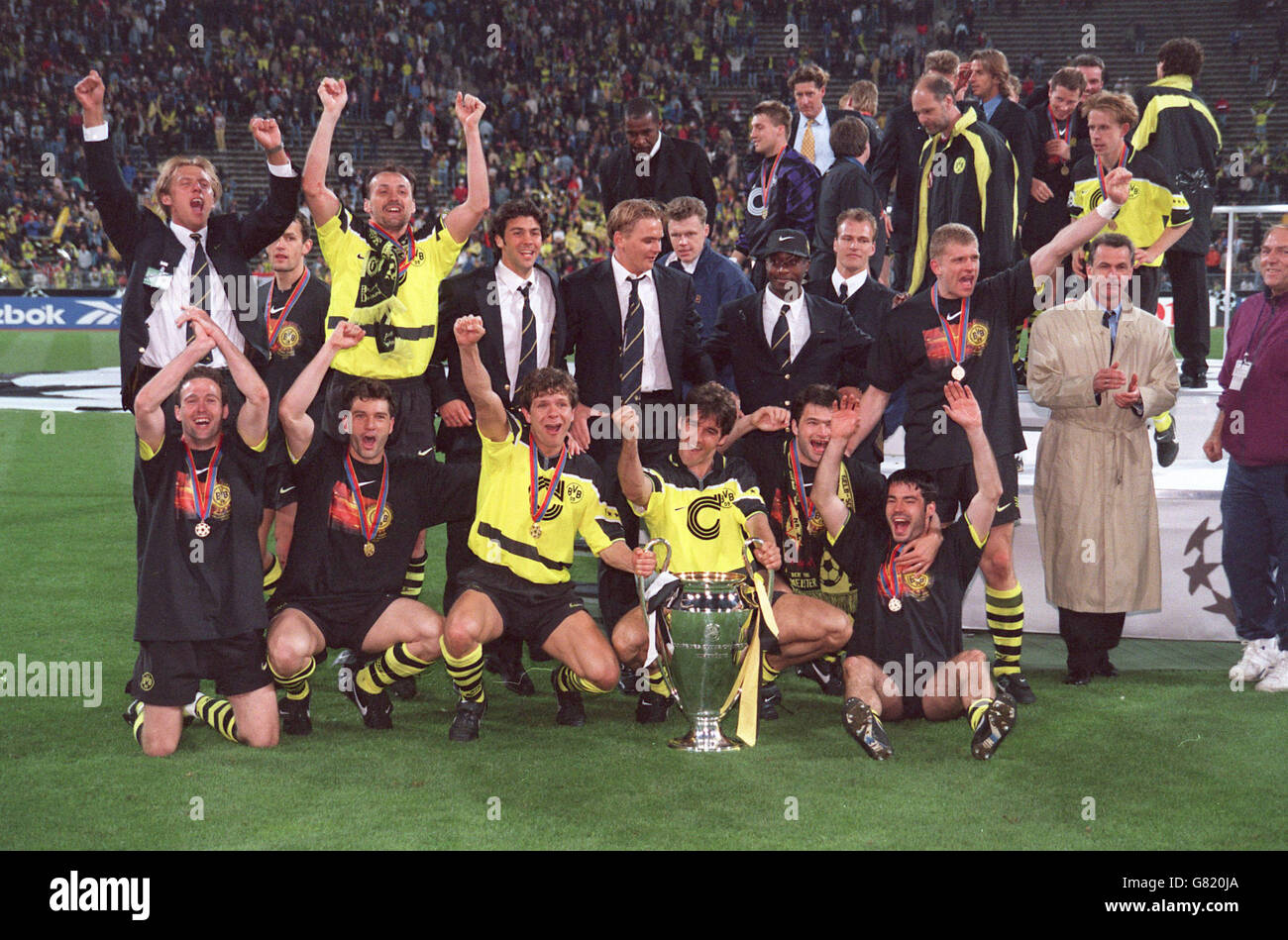 Borussia Dortmund fêtez avec la coupe de la Ligue des champions de l'UEFA. Parmi les joueurs figurent Paul Lambert, Michael Zorc, Andreas Moller et Karl-Heinz Riedle (derrière le trophée). Banque D'Images