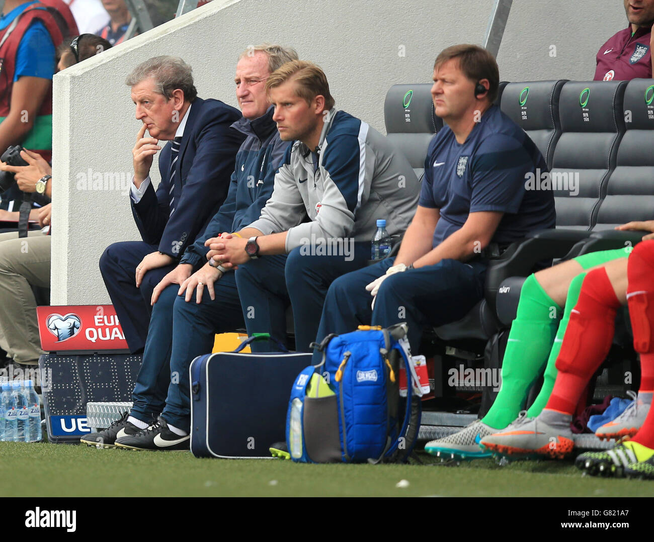 Roy Hodgson, directeur de l'Angleterre (à gauche), regarde depuis le banc pendant le match de qualification de l'UEFA European Championship au stade Stozice, en Slovénie. Banque D'Images